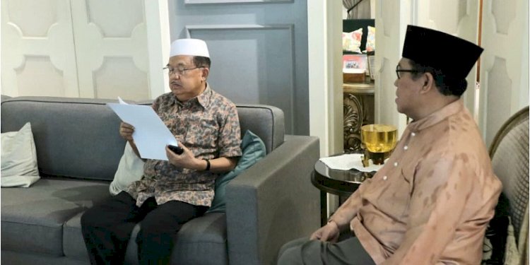 Ketua Umum DMI, Jusuf Kalla (kiri) saat tandatangani surat pemecatan Arief Rasyid dari pengurus dan anggota DMI/Net