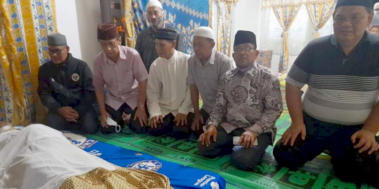 Pecinta dan jejumlah legenda PSMS Medan melayat alm Ponirin Meka diunggah pada medsos Indra Efendi Rangkuti 