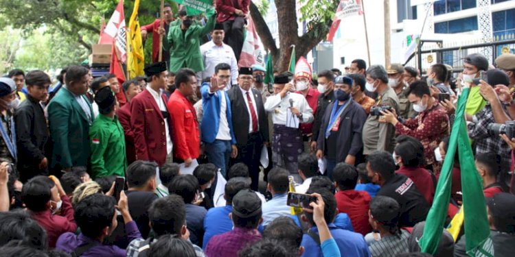 Gubernur Edy Rahmayadi dan Ketua DPRD Sumut Baskami Ginting menerima aksi unjuk rasa mahasiswa/RMOLSumut