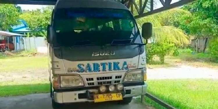 Bus Sartika mengalami pecah kaca akibat dilempar OTK/Net