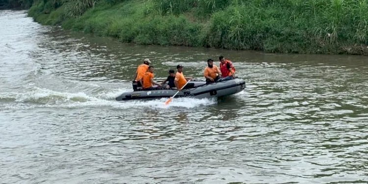 Personil SAR saat melakukan pencarian di Sungai Limau Manis/Ist
