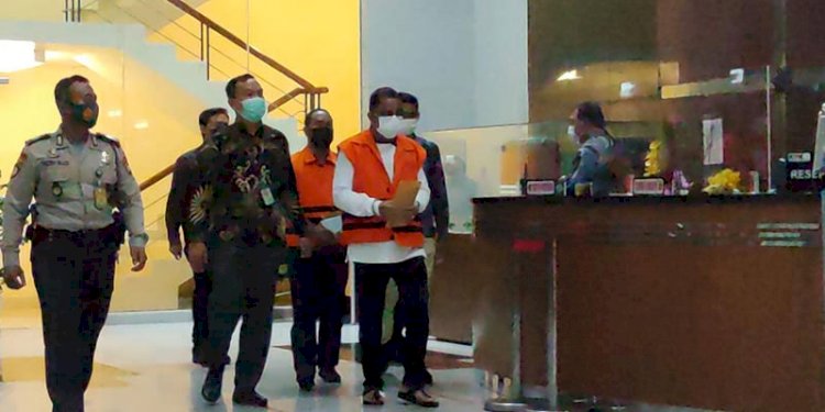  Walikota Ambon, Richard Louhenapessy (kemeja putih) resmi mengenakan rompi oranye/RMOL