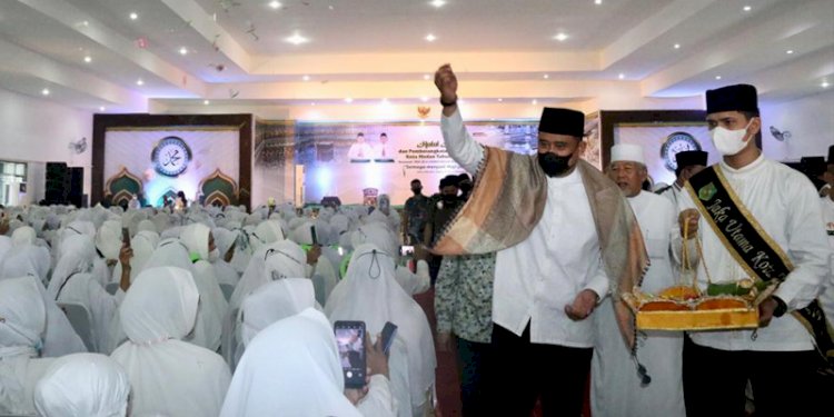 Bobby Nasution tepungtawari calon haji asal Kota Medan/RMOLSumut