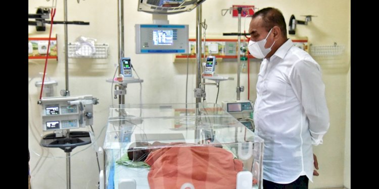 Gubernur Sumatera Utara Edy Rahmayadi menjenguk bayi kembar siam asal Asahan di RSUP H Adam Malik, Medan/Ist
