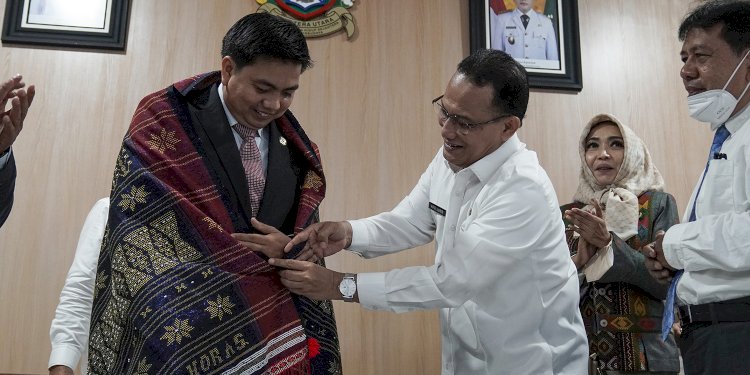 Pj Sekda Sumut Afifi Lubis menyematkan ulos kepada Wakil Menteri Pariwisata Kerajaan Kamboja Katoeu Mohammad Nossry/Ist