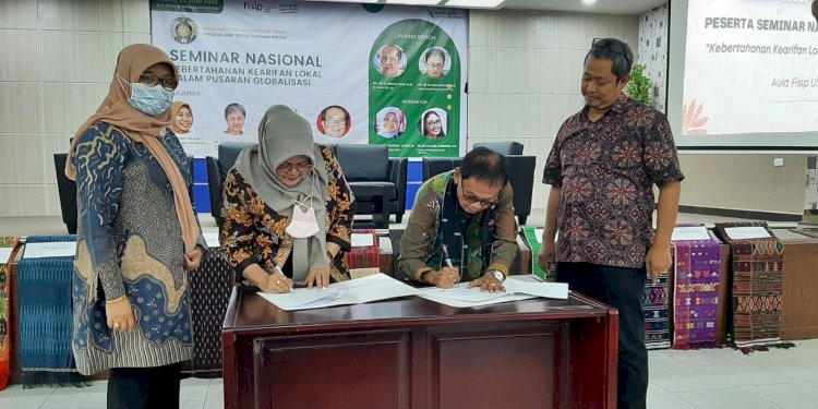 Ketua Jurusan Antropologi FISIP USU Dr Irfan Simatupang menandatangani MoA dengan Ketua Jurusan Antropologi FISIP UNAND  Dr Yevita Nurti/RMOLSumut