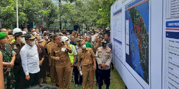 Kepala Dinas BMBK Bambang Pardede menjelaskan proyek pembangunan jalan kepada Gubernur Sumut Edy Rahmayadi/RMOLSumut