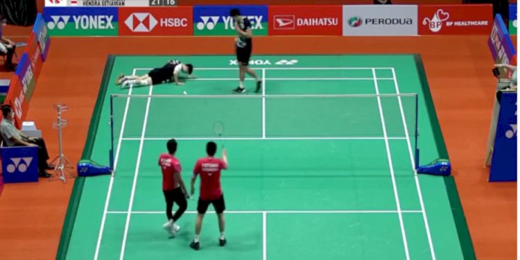 Pemain China Taipei jatuh bangun saat menghadapi ganda Indonesia Hendra/Ahsan di Malaysia Master 2022/Repro