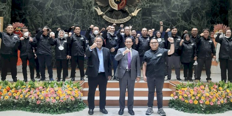 Gubernur DKI Jakarta Anies Baswedan berfoto bersama Ketum JMSI Teguh Santosa pada Pelantikan Pengda JMSI DKI Jakarta/Ist