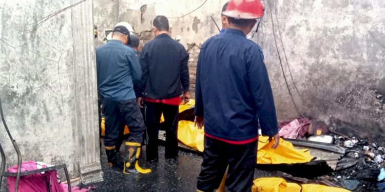 Petugas mengevakuasi korban kebakaran di Belawan/Ist