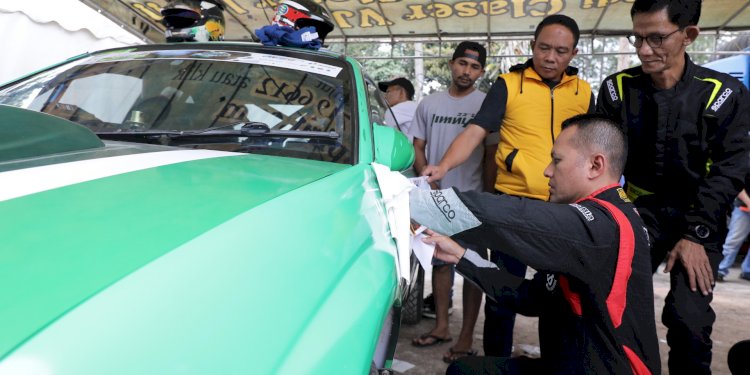 Wagub Sumut Musa Rajekshah sedang mempersiapkan mobilnya pada Kejurnas Rally 2022 di Danau Toba/Ist
