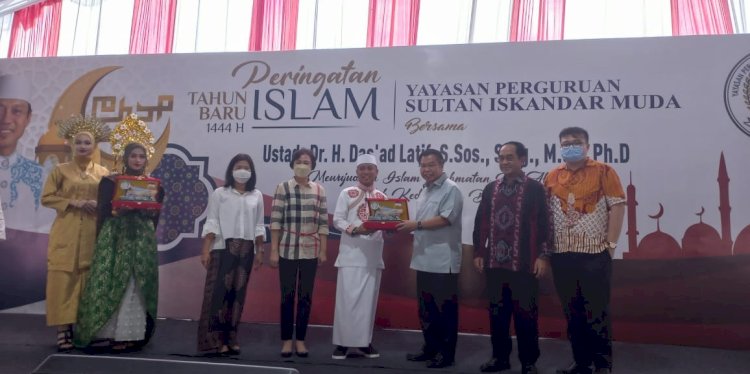 Uztaz Das'ad Latif menerima cenderamata dari Sofyan Tan di Yayasan Perguruan Sultan Iskandar Muda (YPSIM) Medan/Ist