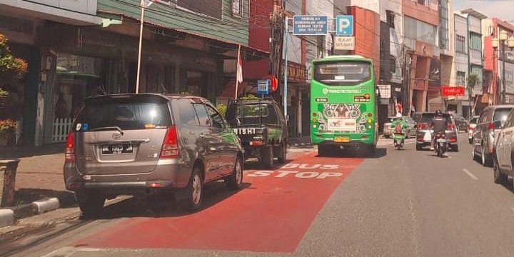 Kendaraan pribadi parkir di area berhenti BRT di Kota Medan/Ist