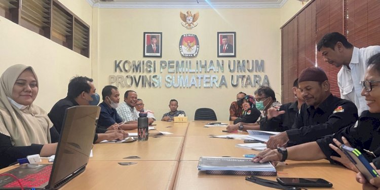 KPU Sumtu menggelar Rapat Rekapitulasi Penetapan Daftar Pemilih Berkelanjutan/Ist