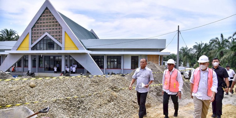 Gubernur Edy Rahmayadi meninjau pembangunan SMA Plus Langkat/Ist