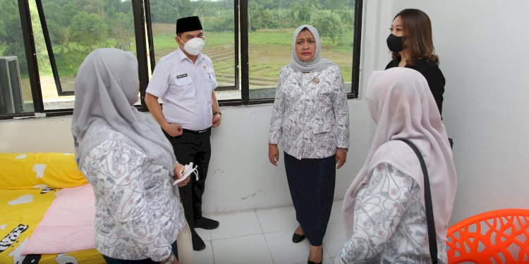 Nawal Lubis saat meninjau fasilitas rumah singgah YKI Sumut di Medan Tuntungan/Ist