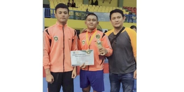Jeremy Sihotang (tengah) bersama orangtuanya Dicky Sihotang (kanan) usai juara di Kejurnas Tinju Amatir 2022/Ist