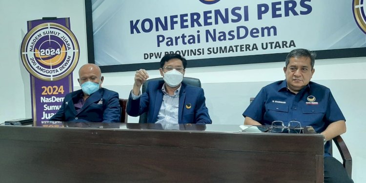 Ketua DPW Nasdem Sumut Iskandar ST didampingi Sekretarisnya H Syarwani dan Suryadi Bahar/RMOLSumut