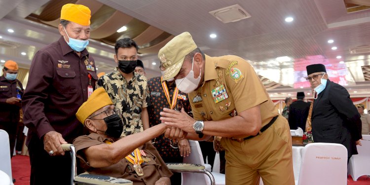 Gubernur Sumut, Edy Rahmayadi menyalami veteran pejuang kemerdekaan di Medan/Ist