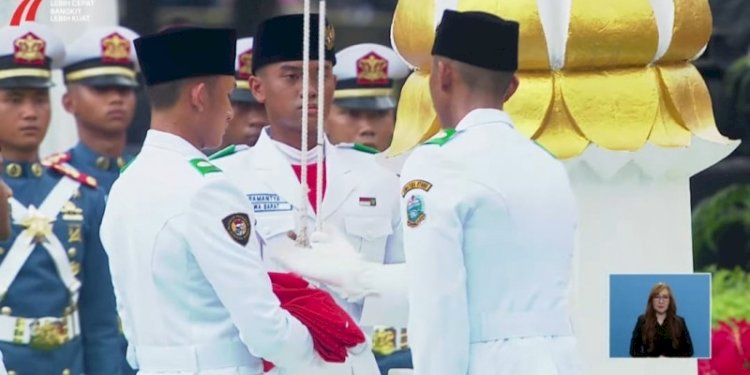 Mario Adhyaksa Sihombing (membelakangi) menjadi pembentang bendera Merah Putih pada HUT RI 77 di Istana Negara/repro