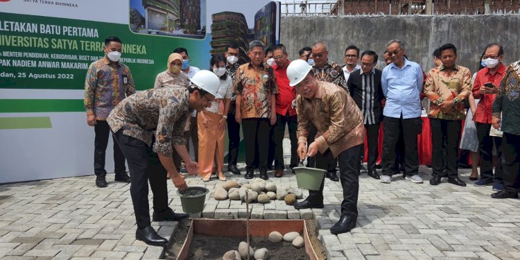 Mendikbudristek Nadiem Makarim dan Sofyan Tan melakukan peletakan batu pertama pembangunan Universitas ST Bhinneka di Sunggal/RMOLSumut