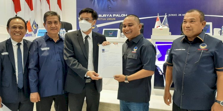 Ketua DPW Nasdem Sumut menyerahkan surat tugas maju Pilkada Tapteng 2024 kepada Bakhtiar Sibarani/RMOLSumut