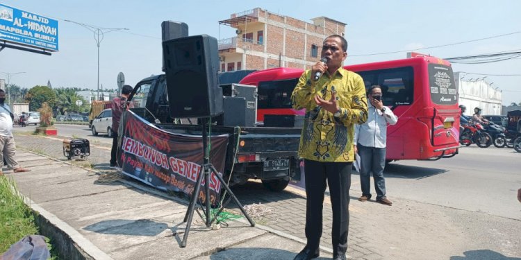 Anggota DPRD Sumatera Utara, Zainuddin Purba saat melakukan aksi tunggal mendesak Kapolda Sumut menuntaskan perjudian dan peredaran narkoba di Sumatera Utara beberapa waktu lalu/Ist