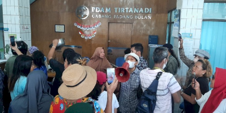 Warga Geruduk PDAM Tirtanadi Cabang Padang Bulan/RMOLSumut