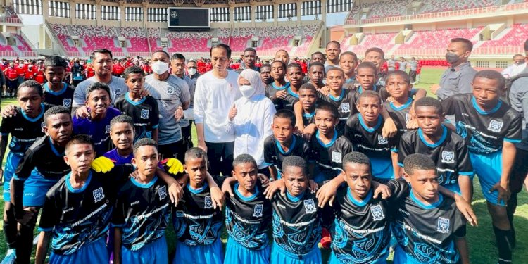 Presiden Jokowi dan Ibu Iriana bersama peserta Papua Football Academy (PFA) di Stadion Lukas Enembe, Kabupaten Jayapura, Papua, Rabu (31/08/2022)/Setkab