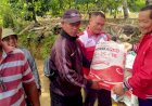 Peduli Petani, PDI Perjuangan Bagikan Bibit Jagung dan Pupuk Pada Petani di Samosir