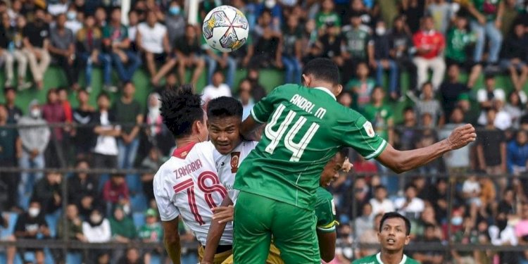 Duel udara pemain PSMS Medan Andri dengan pemain Sriwijaya FC di Stadion Teladan/Ist