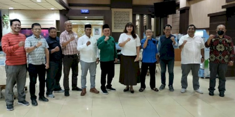 Suryani Paskah Naiborhu bersama pengurus PKB Kota Medan/Ist