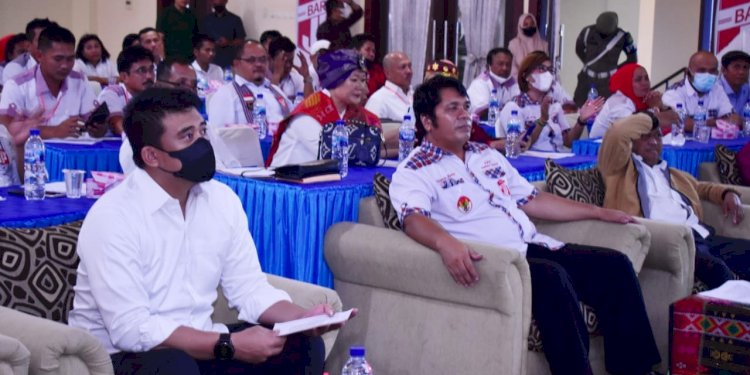 Wali Kota Medan Bobby Nasution berdampingan dengan Ketua Bara JP Sumut Heryanson Munthe pada pembukaan Konferda Bara JP Sumut di Asrama Haji, Medan/Ist