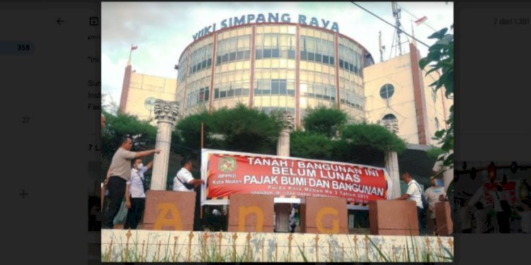 Petugas BPPRD Kota Medan memasang spanduk penunggak pajak di Mall Yuki Simpang Raya/Ist