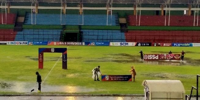 Lapangan Stadion Teladan tergenang membuat laga Karo United vs Sriwijaya FC batal digelar/Ist