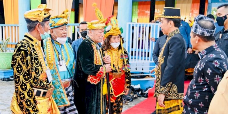  Presiden Joko Widodo saat menerima gelar Kehormatan Adat Kesultanan Buton, Selasa, 27 September 2022/Net