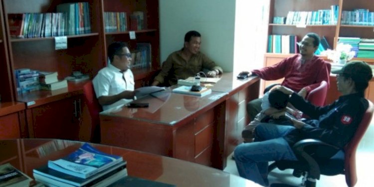 Rombongan Jaringan Media Siber Indonesia (JMSI) Sulawesi Barat bertemu dengan Direktur Universitas Terbuka Majene, Anfas/Ist