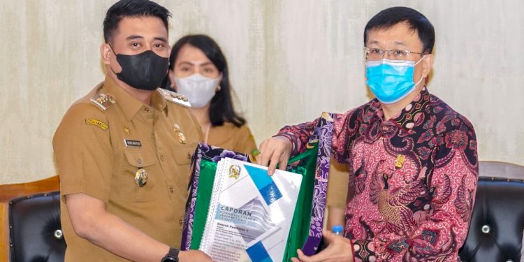Wali Kota Medan menyerahkan nota pengantar Ranperda RAPBD Medan TA 2023 kepada Ketua DPRD Medan Hasyim/Ist
