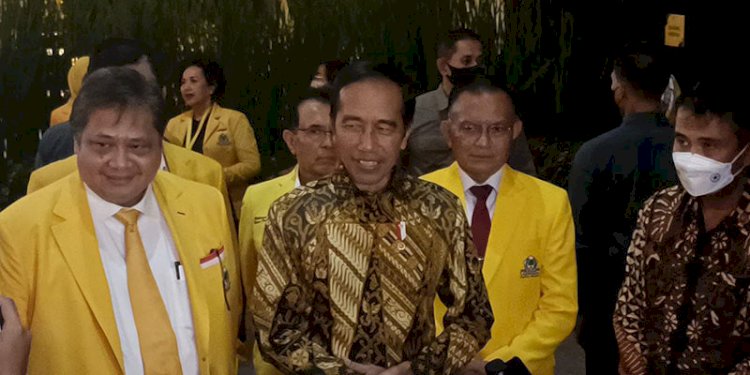  Ketua Umum Partai Golkar Airlangga Hartarto (paling kiri) bersama Presiden Jokowi (berbatik) diacara puncak HUT ke 58 Golkar/RMOL