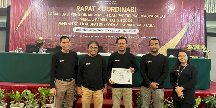 Robby Effendi mewakili KPU Binjai menerima penghargaan sebagai sebagai Satker dengan kategori Media Sosial Terkreatif dari KPU Sumut/Ist