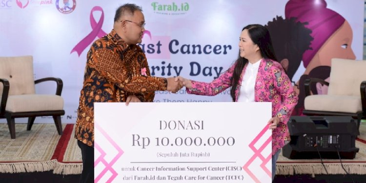 Teguh Santosa saat menyerahkan donasi dari Farah.id dan Teguh Care for Cancer (TCFC) untuk CISC/RMOL
