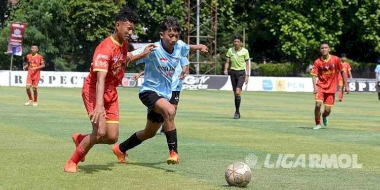 Pemain Putra Ralin saling berebut bola dengan pemain Erlangga FA pada partai puncak Liga RMOL 2022/RMOL