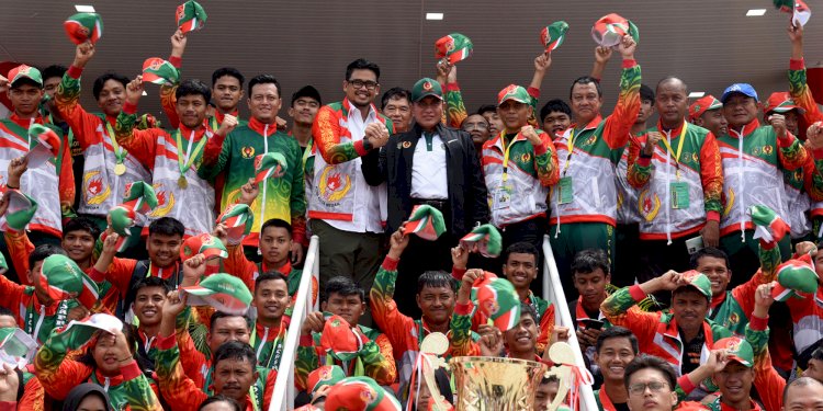 Gubernur Sumut Edy Rahmayadi berfoto bersama Wali Kota Medan Bobby Nasution usai penyerahan trofi juara umum Porprovsu 2022/Ist