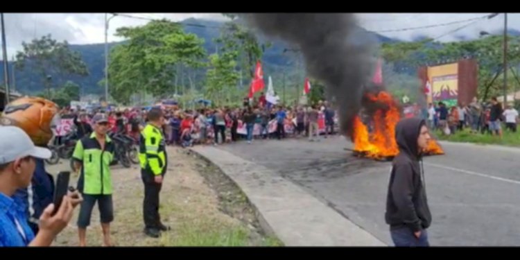 Warga membakar ban untuk memprotes rencana pengosongan Bumi Perkemahan Sibolangit, jalur Medan-Berastagi lumpuh total/Ist