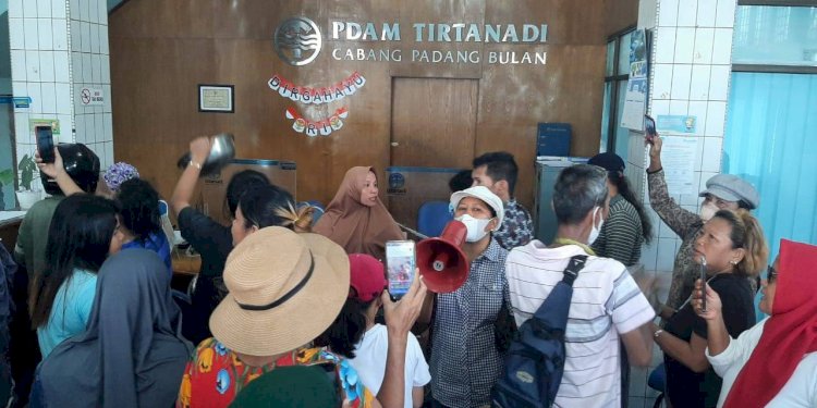 Warga berunjuk rasa ke Kantor Tirtanadi Cabang Padang Bulan beberapa waktu lalu/RMOLSumut