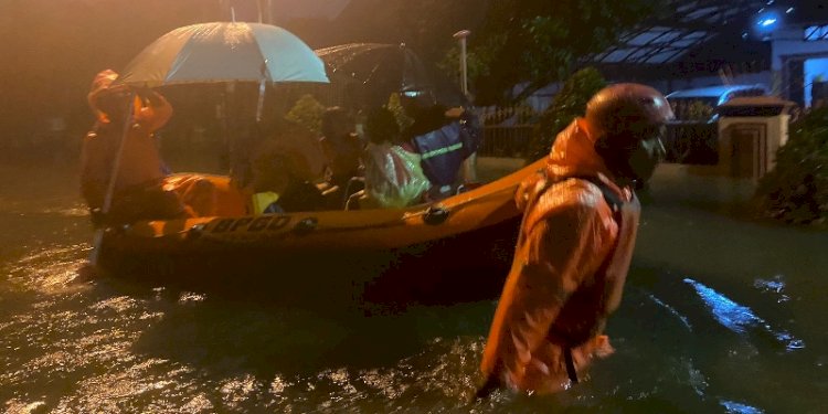 Personil dari BPBD Kota Medan mengevakuasi warga yang mengalami banjir/BPBD Medan