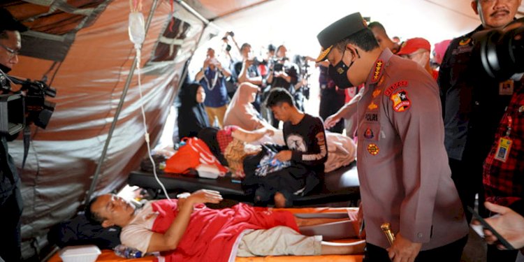   Kapolri Jenderal Listyo Sigit Prabowo saat meninjau pasien di Rumah Sakit Umum Daerah (RSUD) Sayang, Cianjur, Jawa Barat, Selasa (22/11)/Ist