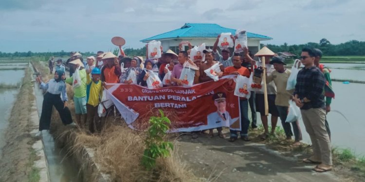 Relawan Orang Muda Ganjar menyerahkan bantuan alat pertanian di Batubara/Ist