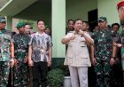 Ditemani Gibran, Prabowo Serahkan Motor dan Alat Komunikasi untuk Babinsa
