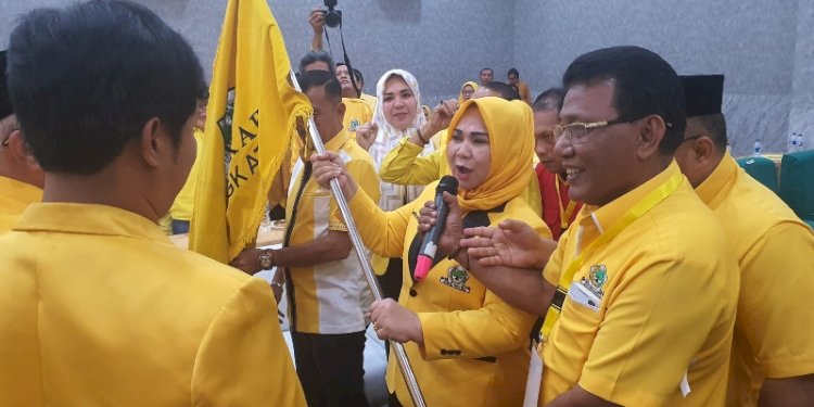 Tiorita Surbakti menerima pataka DPD Golkar Langkat usai terpilih aklamasi sebagai Ketua DPD Golkar Langkat/Ist